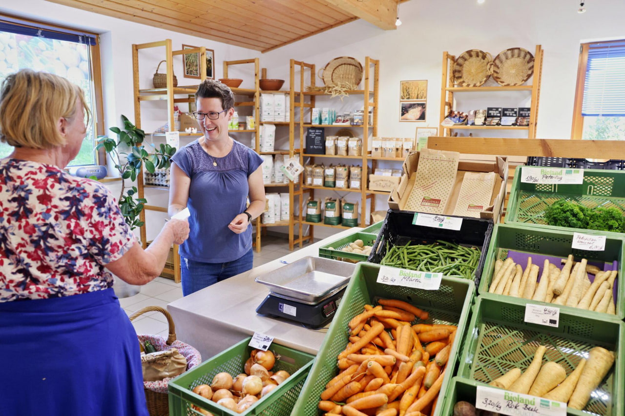 Saisonales Gemüse und Obst aus regionalem Anbau in einer Reihe angeordnet